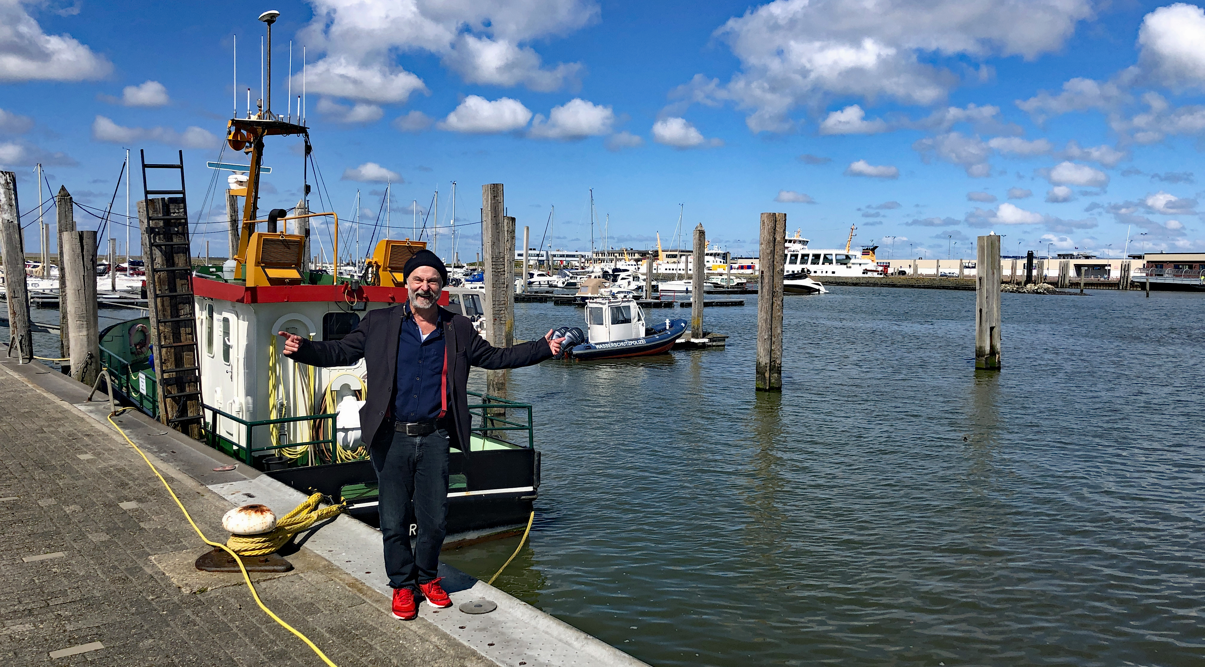 Klaus-Peter Wolf im Hafen von Norddeich. (Foto: Wolfgang Weßling)